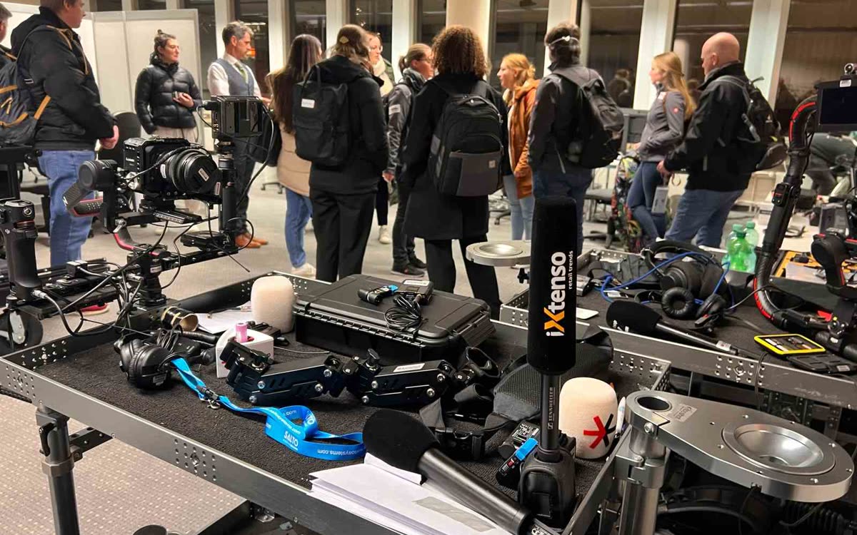 Messehalle mit Besuchern auf der EuroShop 2026